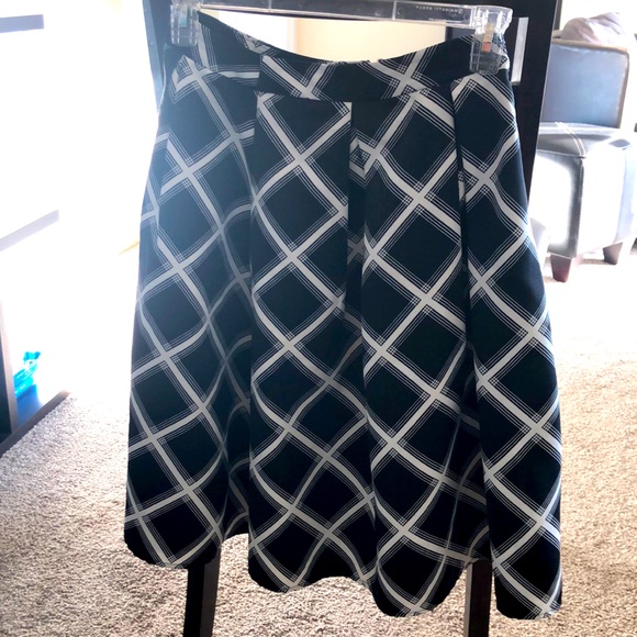 Black & white skirt - Picture 2 of 3